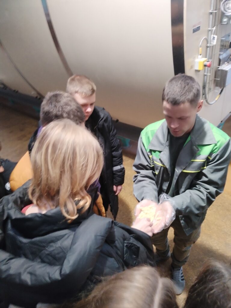 27 ноября учащиеся профильных групп инженерной направленности посетили ОАО «Завод» Оптик» и ОАО «Лидахлебопродукт»